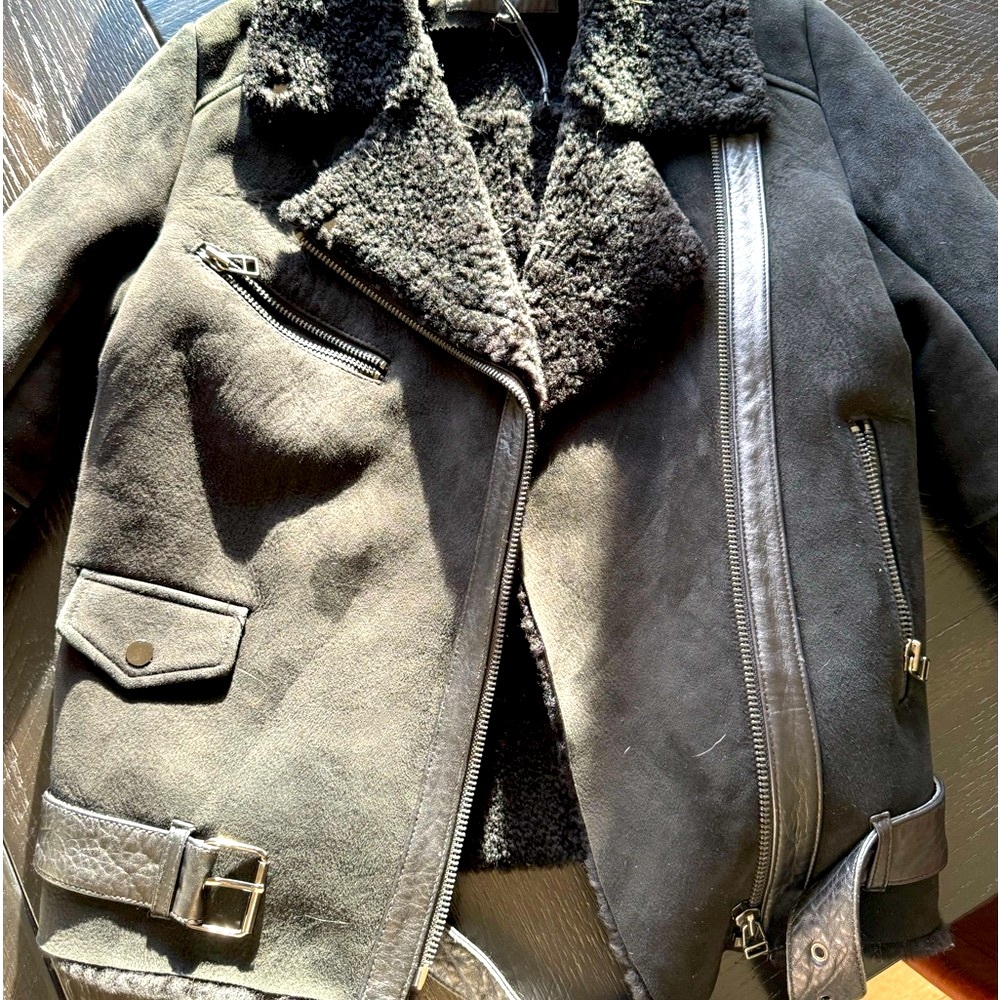 American Retro suede jacket. Like new. Very warm.